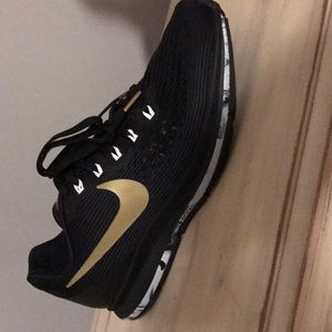 Size 9.5 Nike women’s tennis shoes.
